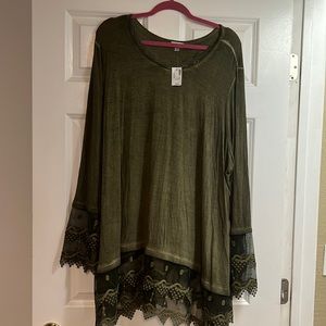 NWT Avenue Green Top with Lace Size 26/28